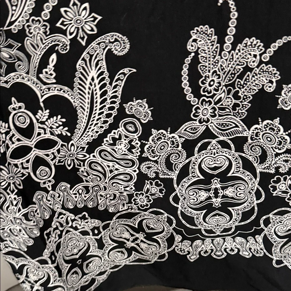 Elegant Black Maxi Dress with White Embroidery - Picture 3 of 4